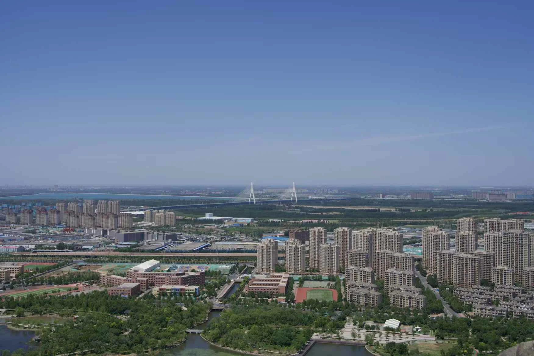 移轴镜头(Tilt-Shift Lens)通过倾斜功能改...的配图 3