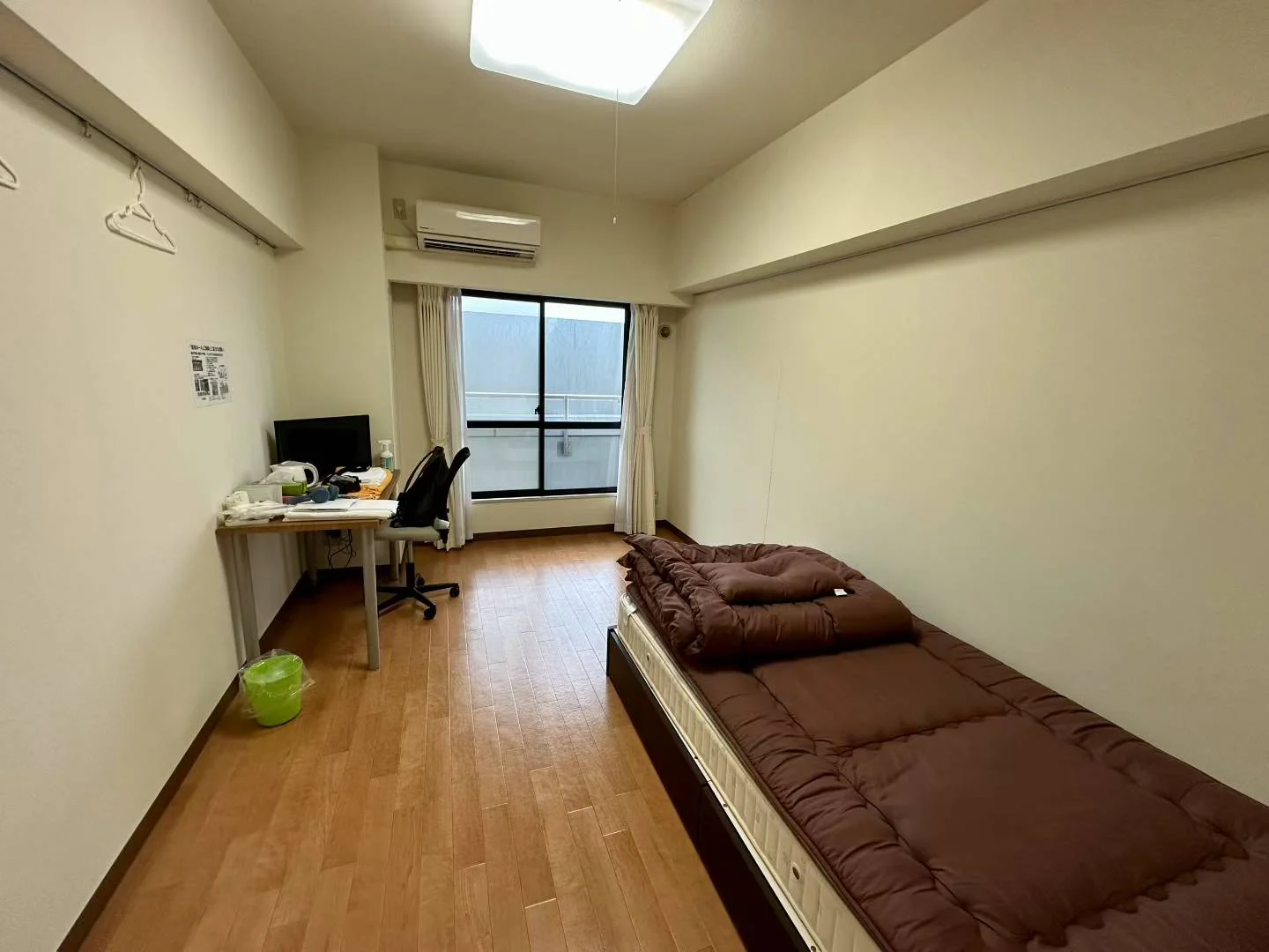 我勒个四叠半,独立卫浴、电脑外加小阳台啊,这还是宿舍嘛,...的配图 2