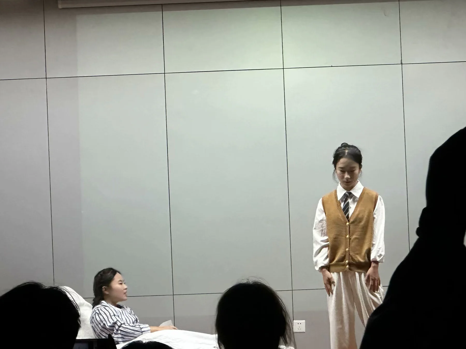 简要分享一下今晚戏剧社的5部原创短剧的感受 2个小时五部...的配图 3