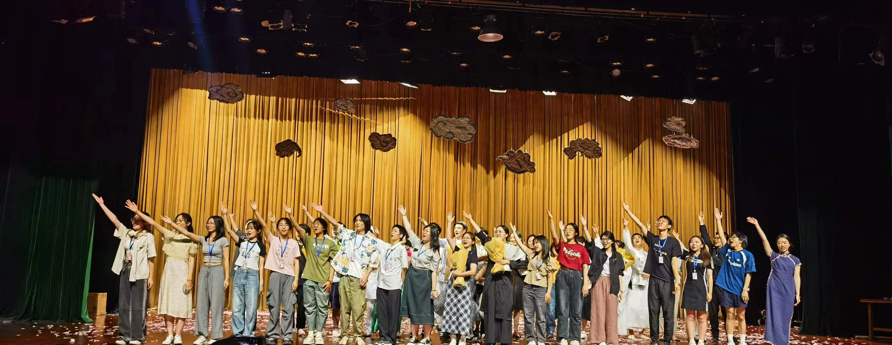 来到大学携导的第一部戏,祝贺圆满成功的配图 2