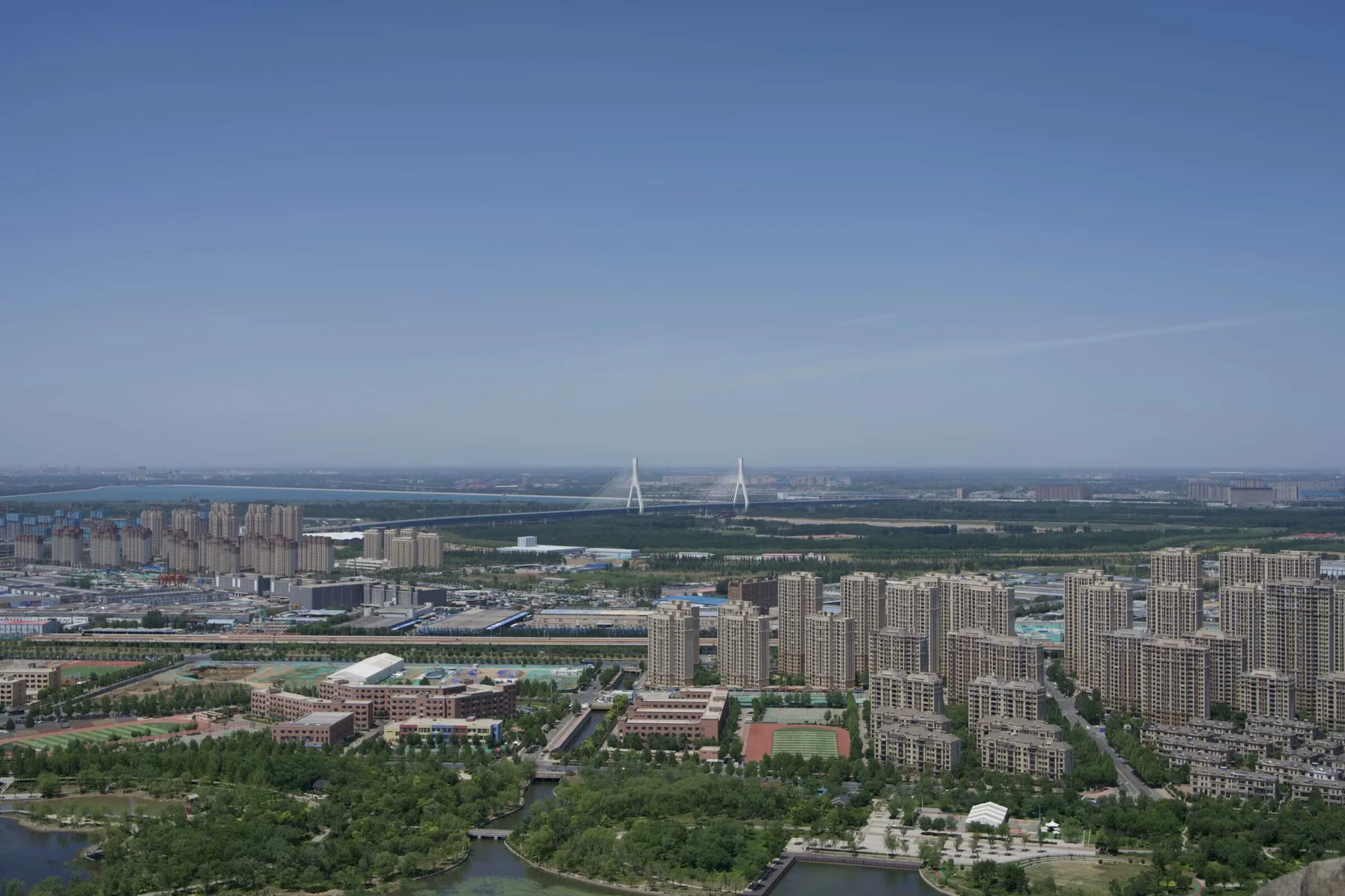 移轴镜头(Tilt-Shift Lens)通过倾斜功能改...的配图 2