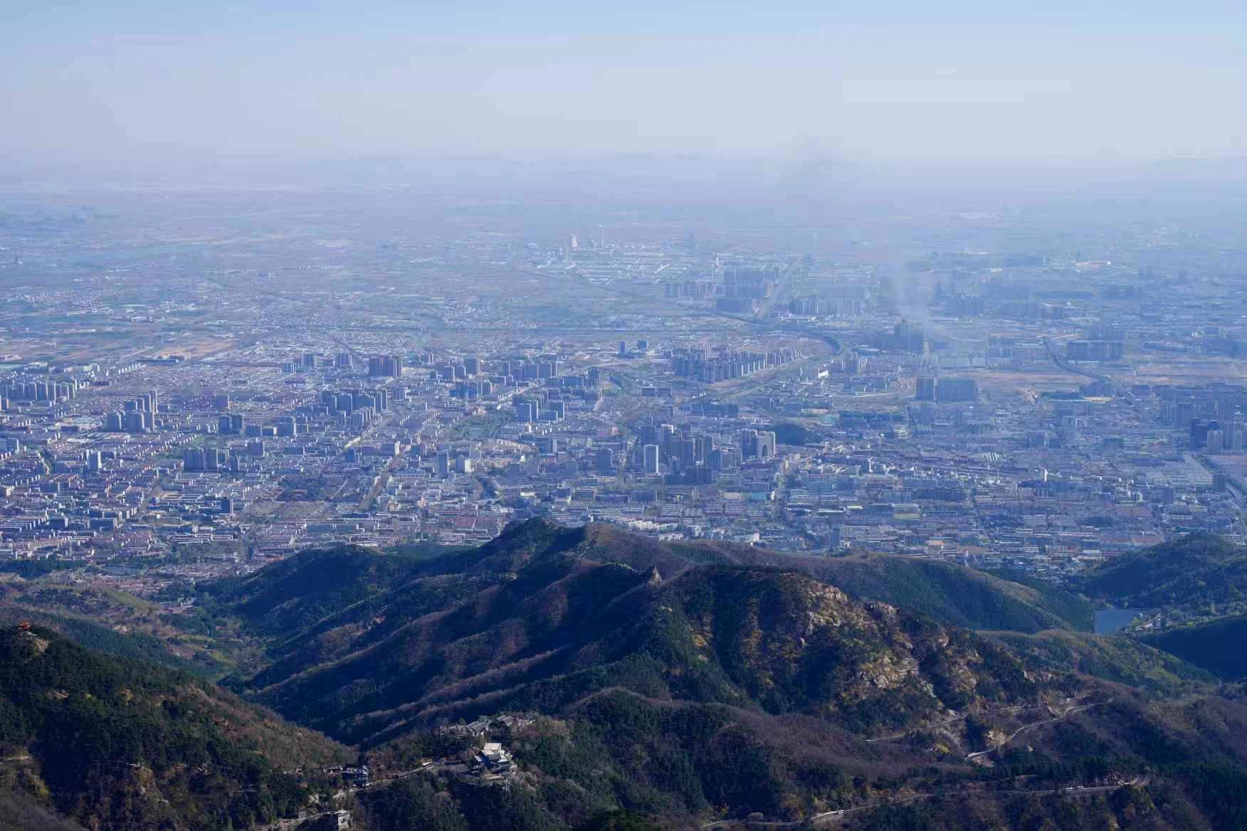 春,二登泰山 该死的下山台阶让人产生无限延伸的错觉,最终...的配图 1