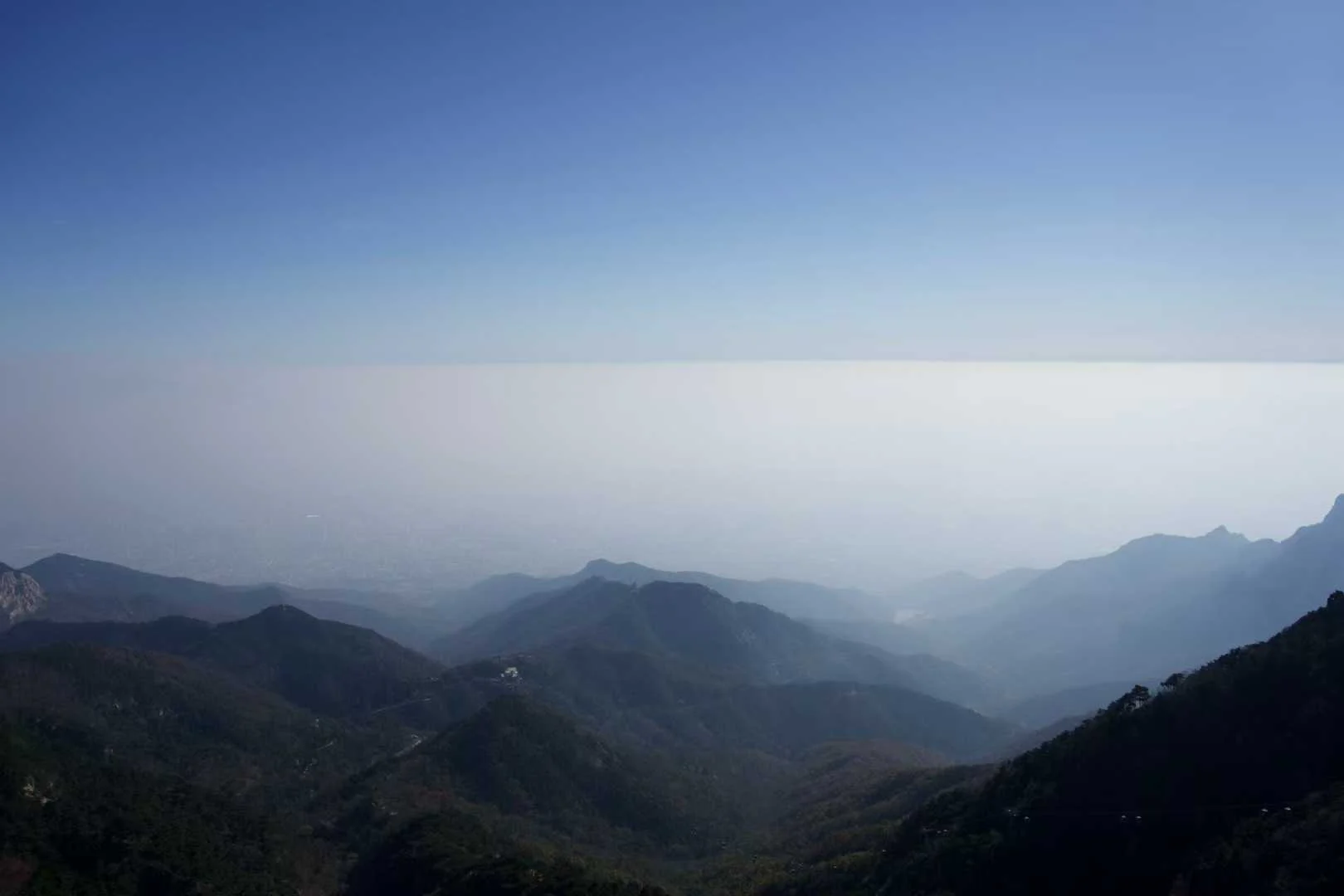 三登泰山,秋,天云一线的配图 1